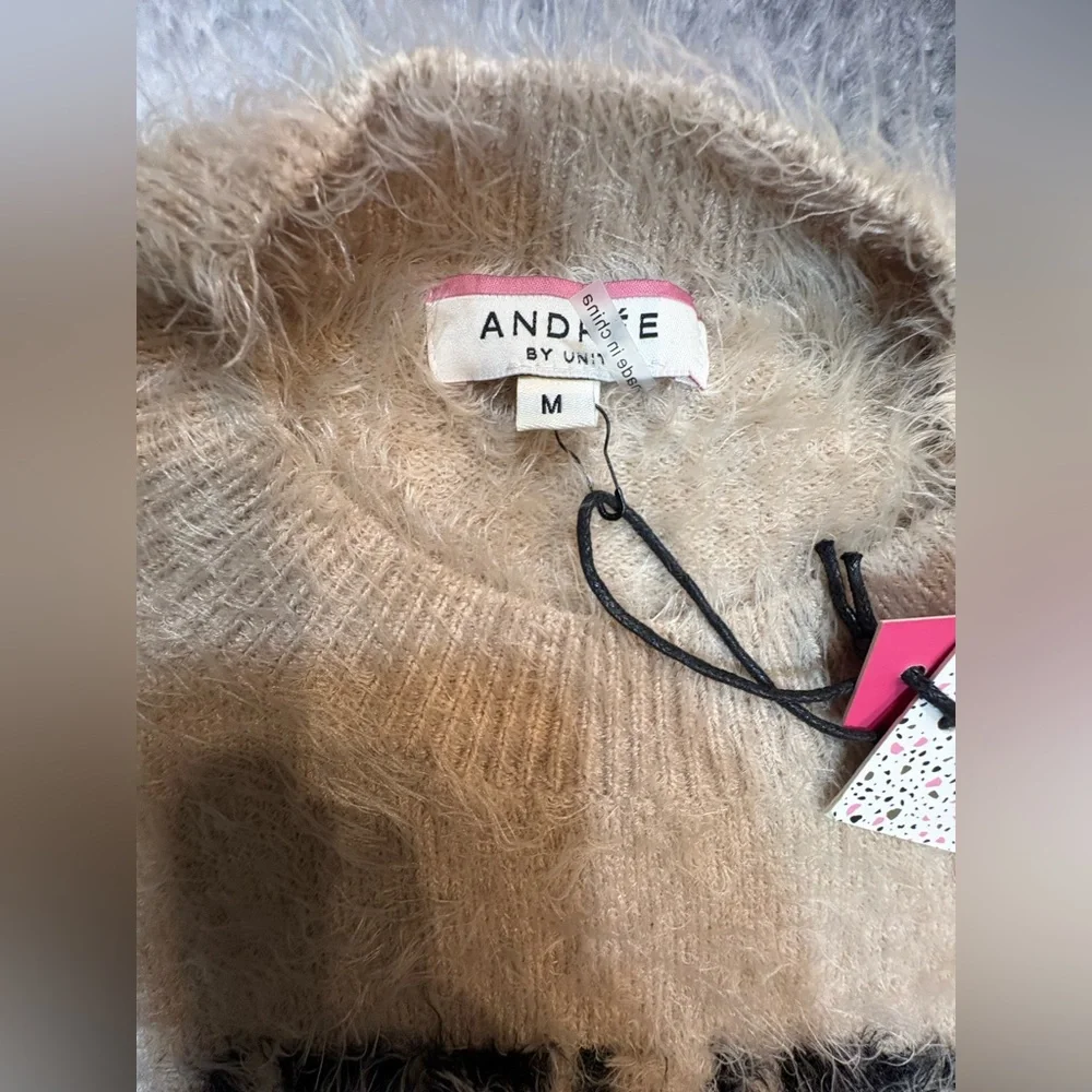 NWT Andree By Unit Taupe Brown ‘Weekend’ Fuzzy Sweater Sweatshirt Top Medium‎ M
